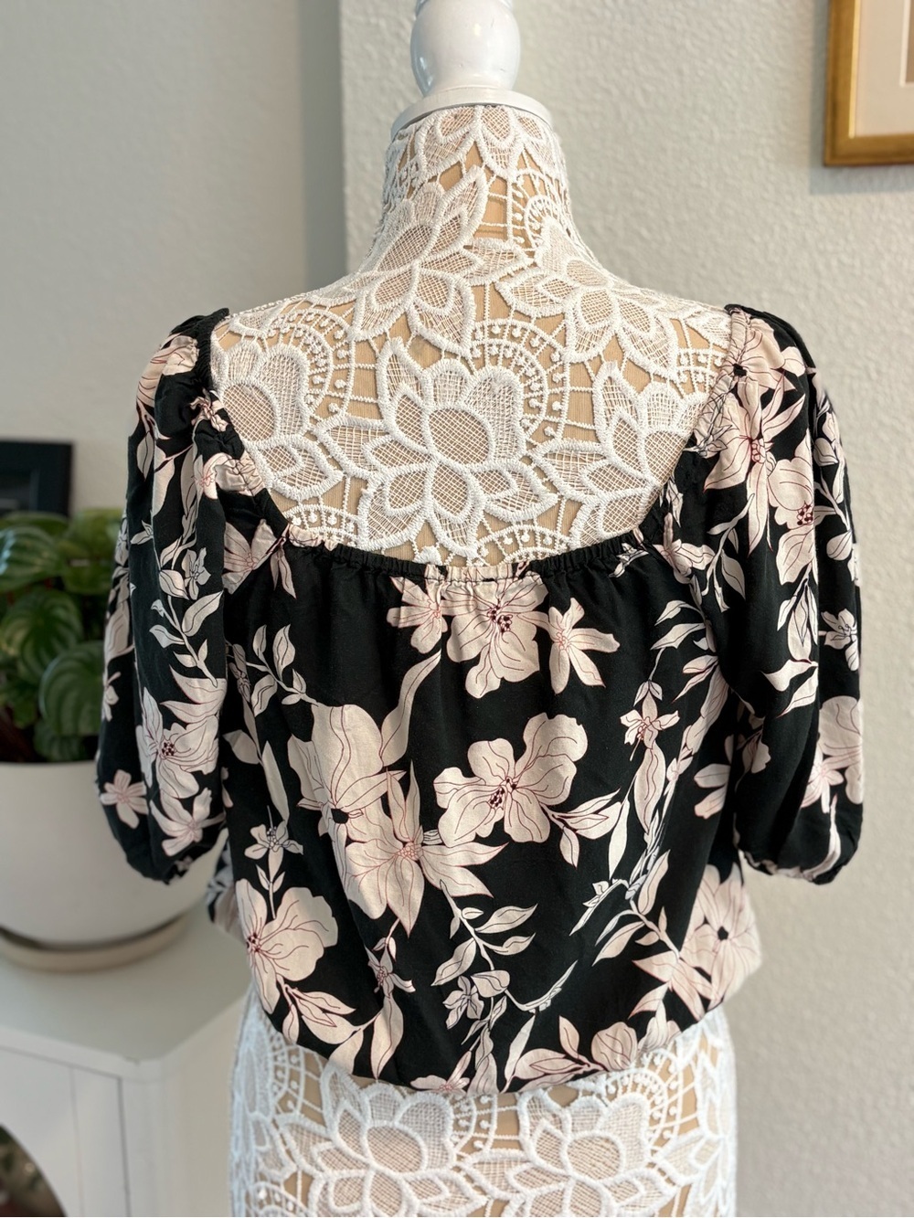 Sanctuary Boho Floral Off-Shoulder Peasant Crop Top in Black and Ivory- size S - Picture 2 of 8